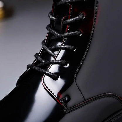 Durchgehende Schnürung der glänzenden Herren Schnürboots, Nahaufnahme
