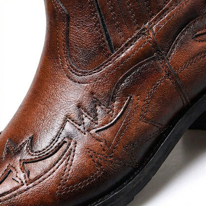 Geprägte Ziernähte am Schaft der cognacbraunen Western Chelsea Boots, Nahaufnahme