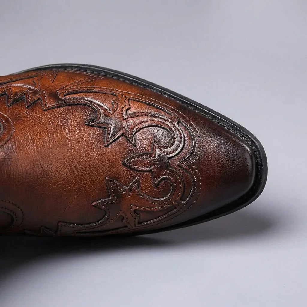 Spitze Kappe der cognacbraunen Western Chelsea Boots mit Prägung, Detail
