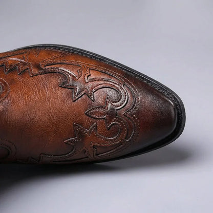 Spitze Kappe der cognacbraunen Western Chelsea Boots mit Prägung, Detail