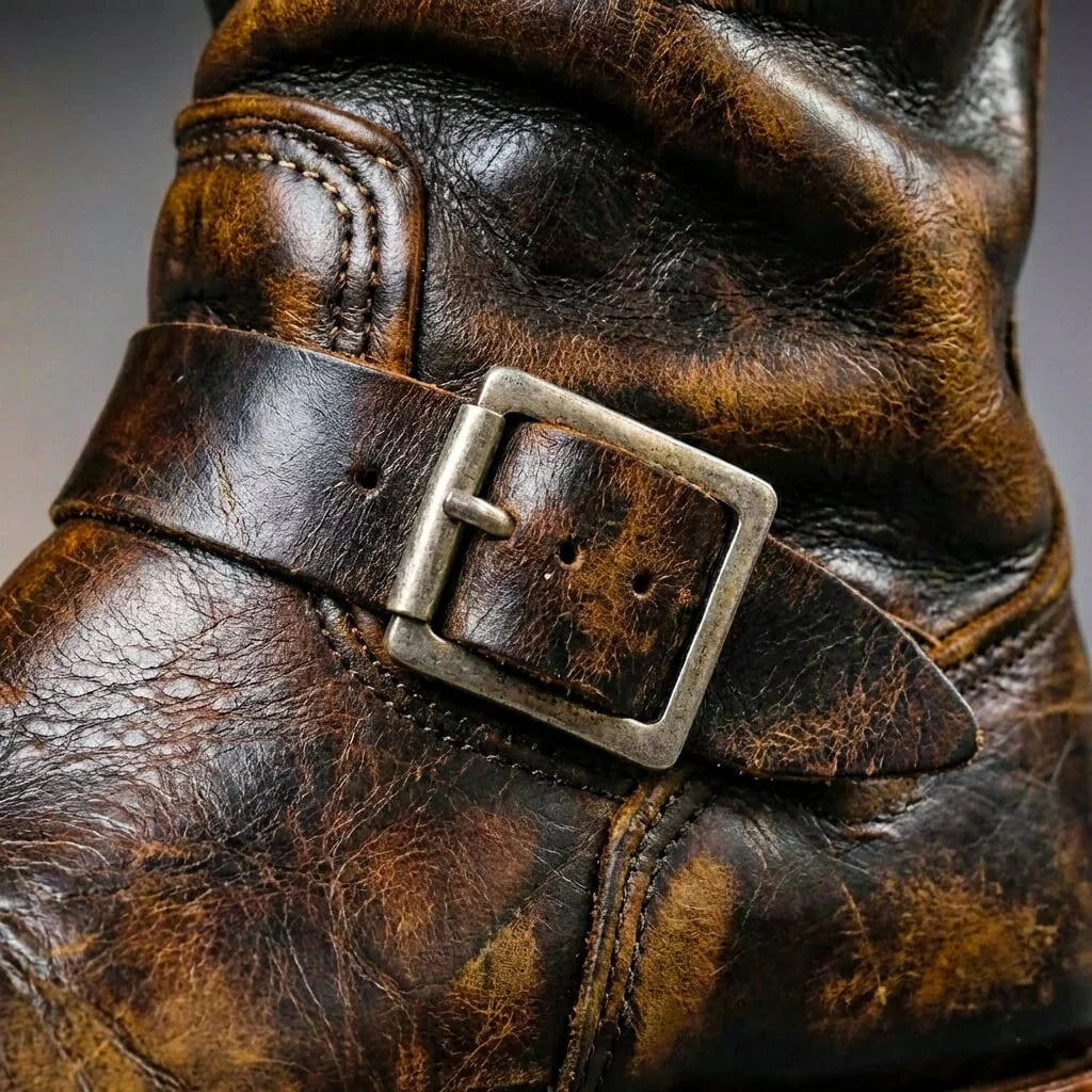Schnallenriemen am Rist der Engineer Boots im Used Look, Detail
