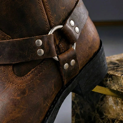 Harness Riemen mit Metallring am Knöchel der braunen Herrenstiefel, Detail