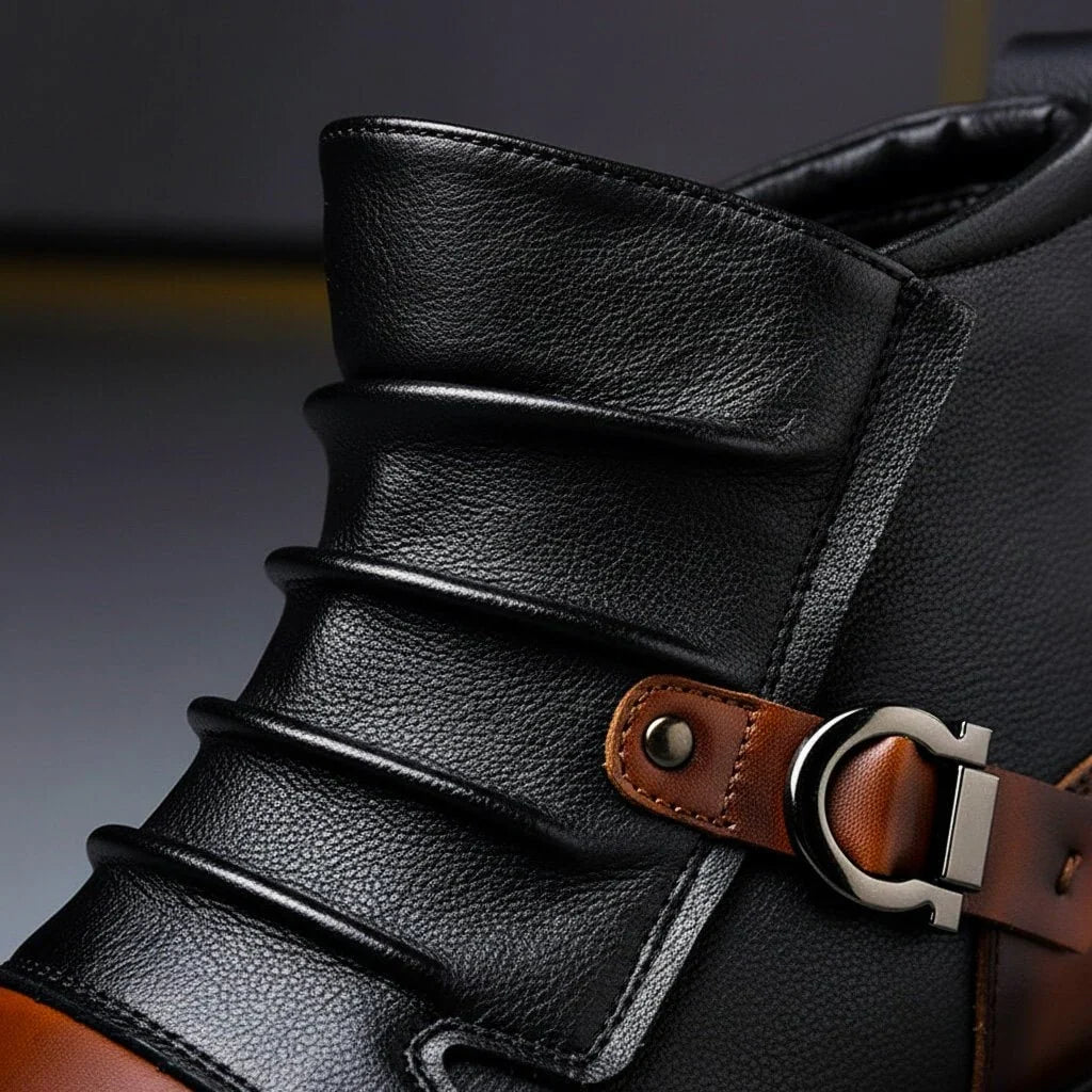 Silberner Schnallenriemen am gerafften Schaft der Herren Stiefeletten, Detail