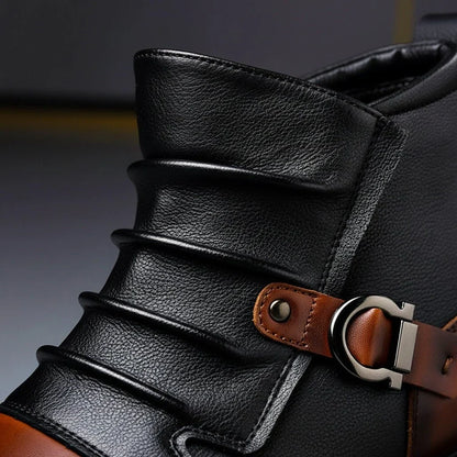 Silberner Schnallenriemen am gerafften Schaft der Herren Stiefeletten, Detail