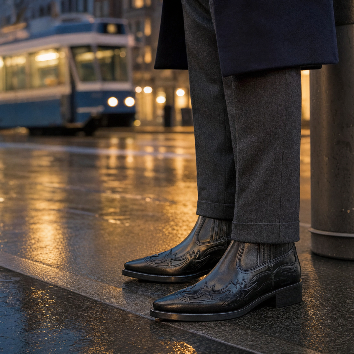 Schwarze Western Chelsea Boots an einer Zürcher Tramhaltestelle im Regen